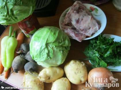 Мясо для украинского борща вымыть, залить водой и поставить вариться. Овощи вымыть. Почистить лук. Нарезать кубиками свеклу, морковь натереть на тёрке.