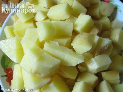 В готовый бульон добавляем картошку, нарезанную кубиками.