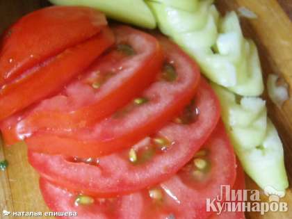 Нарезать сладкий перец и помидоры. Смешать майонез с чесноком и зеленью.