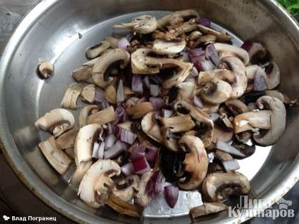 Помыл и порезал грибы и пол-луковицы.  Поставил жарить на среднем огне на 1 ст.л. растительного масла около 20 минут.