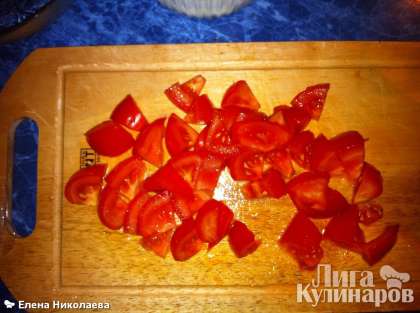 Порезала помидоры кусочками