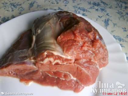 Мясо (бульонку или грудинку) промыть, обсушить