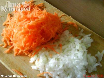 Морковь, лук почистить, лук порубить мелко, морковь натереть на терке