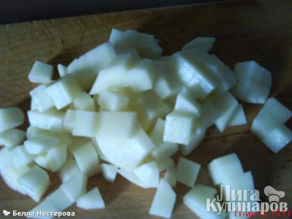 Почистить и нарезать кубиком картофель