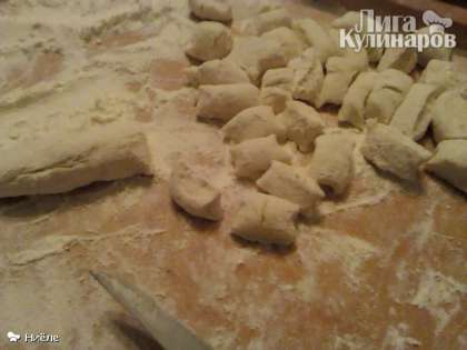 Делаем колбаски и нарезаем тесто кружочками толщиной  1-1,5см. Можно отваривать и в таком виде. Здесь имеется много вариантов: можно раскатать тесто в пласт и просто нарезать ромбиками.