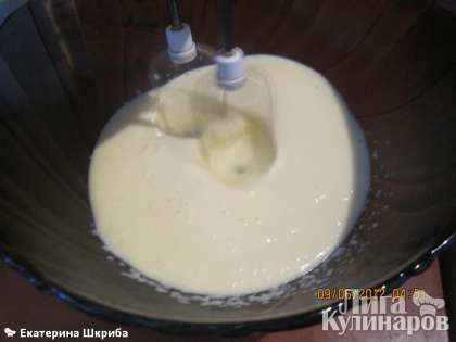 Заварной крем: 1 стакан молока довести до кипения, влить заранее взбитые 2 яйца с 3-мя ст. л. сахара и 1 ч. л муки и варить 2-3 мин. постоянно помешивая. После этого добавить 100 гр. сливочного масла и взбивать миксером (1 мин.)