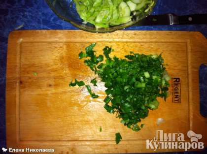 Порезала зеленый лук и петрушку, добавила в салат