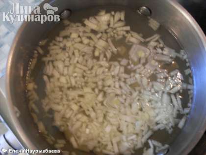 В воду забросить нарезанный лук и картошку. Довести почти до готовности.