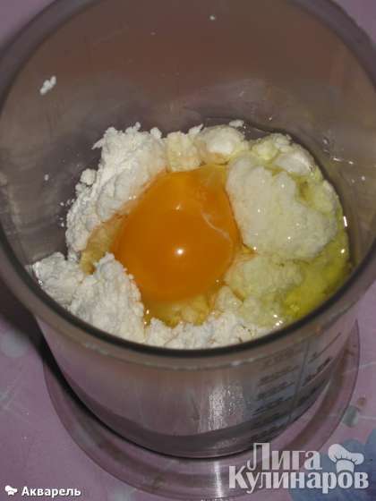 Творог перетереть в блендере с сахаром и яйцами до однородной пышной массы.