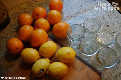 Лимоны и апельсины помойте и обсушите. Банки простелиризуйте (я уже писала как в  земляничном варенье) поставьте сушиться.