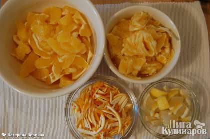 2 лимона нарезаем вместе с кожурой на кусочки, косточки и мембраны отложите в тарелку к мембране апельсинов.