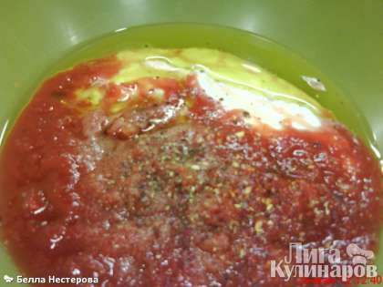 В томаты и сметану добавить соль, св. мол. перец, чеснок, оливковое масло