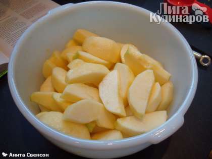 В миске перемешать яблоки с лимонным соком, цедрой и 1/2 стакана сахара и оставить на 20 минут