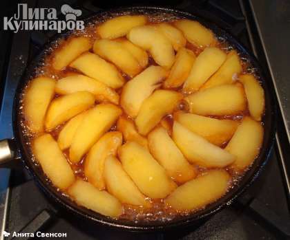 Выкладываем яблоки в сироп и тушим их, постоянно помешивая (сироп очень быстро пригорает!),  минут 20-25.  Сок должен испариться.