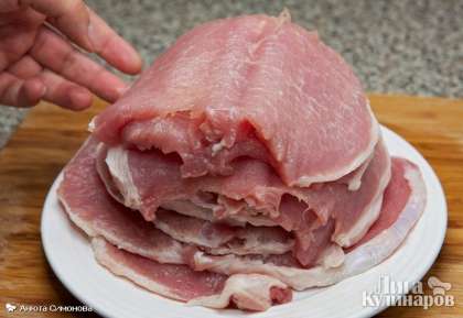 Свинину промываем и просушиваем, режем на стейки толщиной в 8-9 мм максимум.