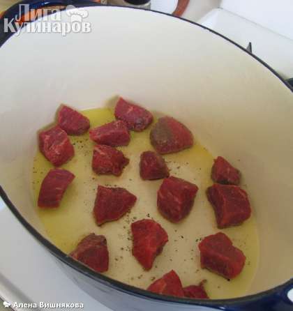 Мясо помыть и обсушить, нарезать кубиками, приправить солью и перцем.  Казан ставим на сильный огонь. Наливаем оливковое масло и порциями обжариваем мясо (следите, чтобы оно свободно было на сковороде) с 2х сторон по 2-3 минуты.
