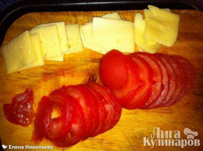 В оригинальном рецепте была моцаррела шариками, но я убедилась, что с хорошим сливочным сыром вкус ничуть не хуже. Нарезаю сыр дольками по 3-4 мм.