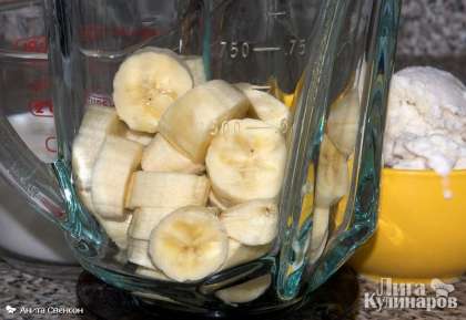 Бананы чистим, режем кусочками и выкладываем в блендер
