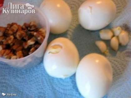 Чистим сваренные вкрутую яйца, чеснок, подготавливаем орехи.Чтобы легче было взбивать,можно всё немного измельчить.