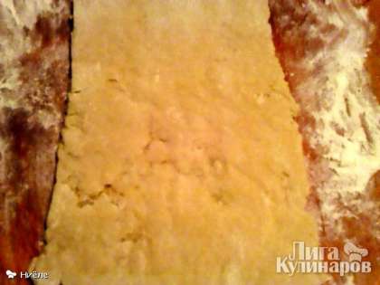 Раскатываем тесто в пласт толщиной примерно 0,5 см.
