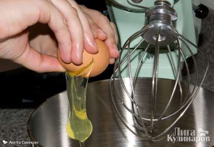Яйца разбить в чашу для миксера и добавить соль. Взбить на высокой скорости до тех пор, пока не увеличится в объеме в 2 раза