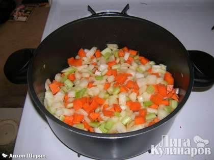 морковь - чистим, нарезаем кубиками.   Лук-порей нарезаем кружочками, обычный лук просто мелко режем.  Большую кастрюлю ставим на огонь, наливаем оливковое масло, обжариваем раздавленный зубчик чеснока (буквально 1 минуту)  и выкладываем овощи