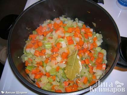 Чуть обжариваем в собственном соку овощи (минут 10), добавляем соль и лавровые листы.