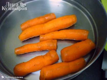Морковь помыть и почистить.