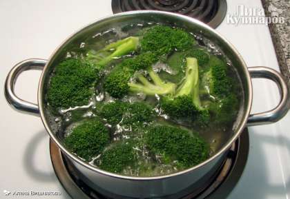 Положить броколли в кипящую воду и варить около 5-7 минут.