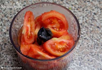 Если у вас нет свежих помидоров, то эти шаги можно пропустить и использовать томатную пасту (2 столовых ложки).  Помидоры помыть, порезать кусочками