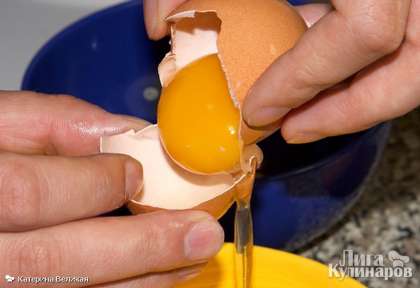 Отделяем яичный желток от белка
