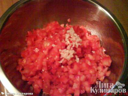 помидоры нарезать мелким кубиком, мелко порубить чеснок