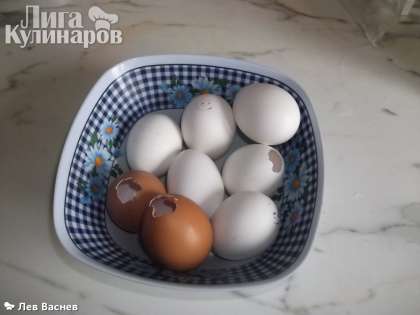Для начала надо было набрать пустых скорлупок от яиц. Яйца надо тщательно вымыть. аккуратно с тупого конца пробить скорлупу чуть чуть расширить отверстие и вылить содержимое (делаем омлет)