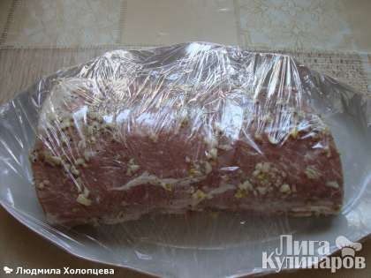 Замаринованное мясо положить в посуду, обернуть пищевой пленкой и убрать в холодильник на 1,5-2 часа.