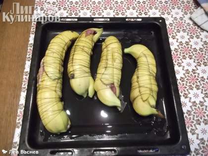 на противень смазанный маслом выложил банановые вырезки и отправил в духовку на часок