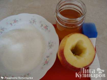 Яблоко смазываем кисточкой, обмакнув ее в мед со всех сторон.