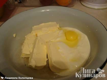 Берем маргарин, сметану и яйцо, размешиваем, добавляем муку и замешиваем мягкое тесто.