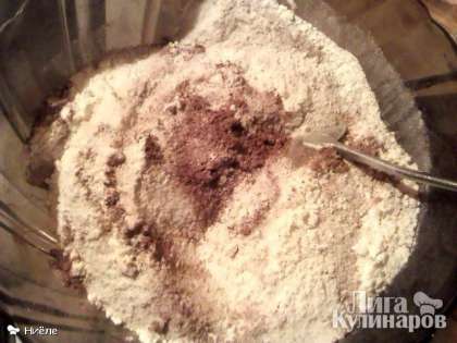 Итак, смешиваем муку, сахар, какао, соль, ванилин, соду (можно заменить 4 ч.л. разрыхлителя).