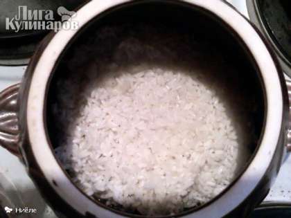 Рис промываем и отвариваем почти до готовности.