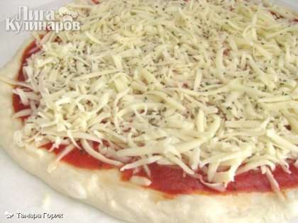 Пиццу кладем на специальную бумагу для выпечки и отправляем в духовку на 9-12 минут при температуре 225 С.