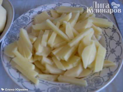 картофель нарезать соломкой,жарить при открытой крышке на среднем огне,постоянно помешивая.