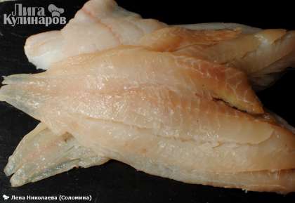 Рыбное филе освободить от возможных мелких костей, обсушить