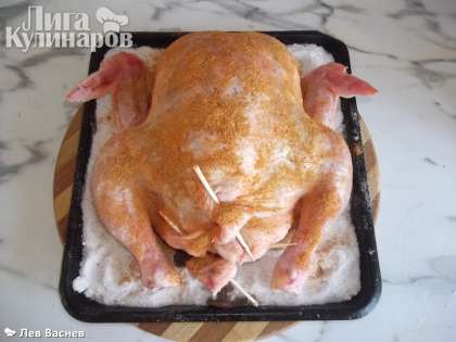 положил цыплёнка на противень  посыпал специями и в духовку минут на 45-60.