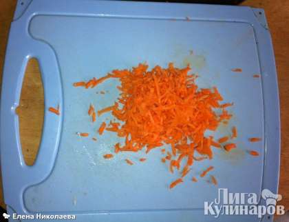 Ставим кастрюлю с водой на плиту.  Морковь чистим и трем на терке (или нарезаем тоненькими кружочками - кто как больше любит).