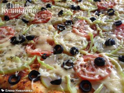 Выпекаем вегетарианскую пиццу в заранее разогретой до 210 С духовке в течение 12 минут.  Готовность пиццы определяется поджаренным слегка краешком и расплавленным сыром.