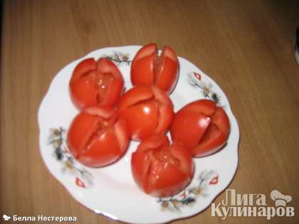 Сливовидные помидоры надрезать кресообразно и удалить мякоть