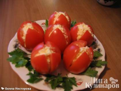 Начинить помидоры сырной смесью. Украсить зеленью!