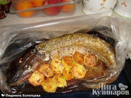 После запекания достаем  рыбу, запеченую на луковой подушке, из духовки. Подаем горячей или слегка остывшей, причем остывшая она тоже очень вкусная. Приятного аппетита!!!