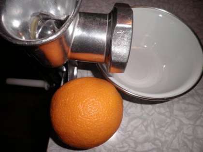 1 апельсин вместе с кожурой пропустить через мясорубку