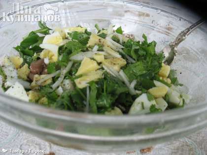 Заправляем салат заправкой.  В готовый салат добавляем мелкопорубленную зелень петрушки, укропа, кинзы, черный перец, молотые грецкие орехи.